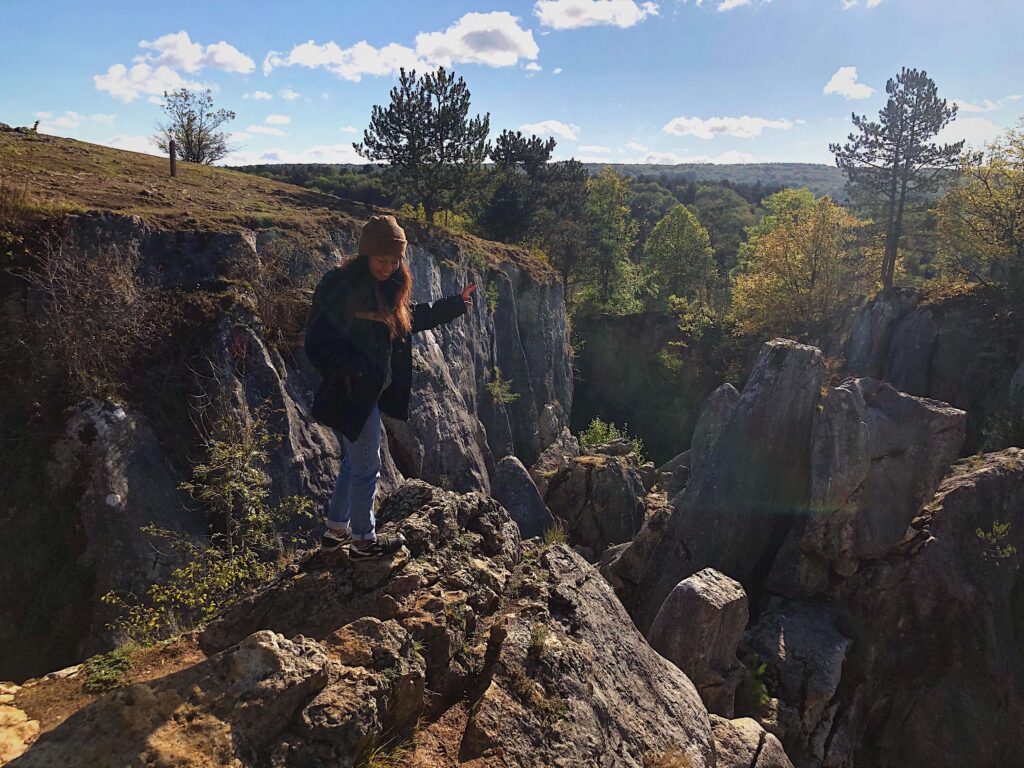 Selena Harmonytrip sur les rocher de la promenade de fondry les chiens